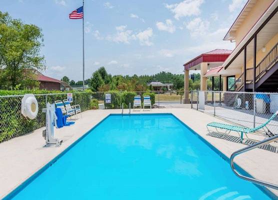 Super 8 by Wyndham Cleveland 1