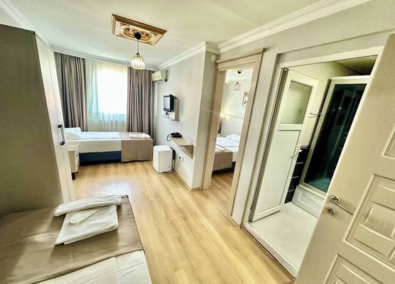 Crowned Exclusive Hotel 1