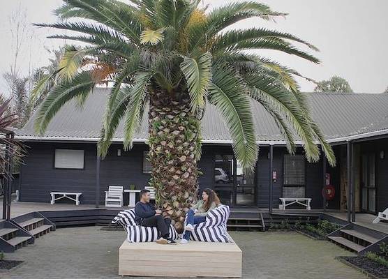 Hugo & Carters Backpackers & Motel 1