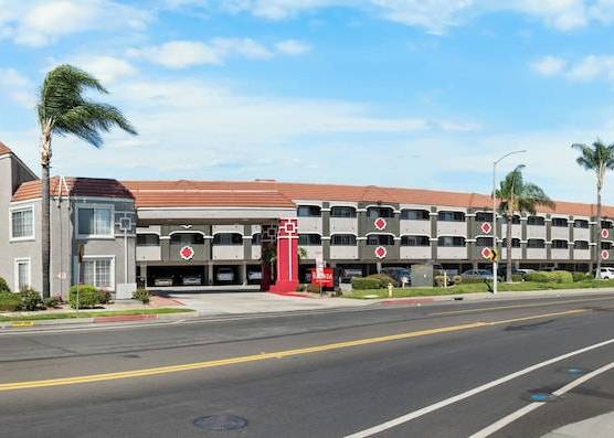 Ramada by Wyndham Ontario Airport & Convention Center 1