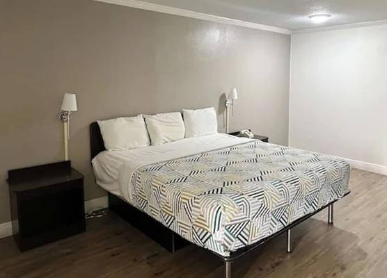 Brooks Inn & Suites 1