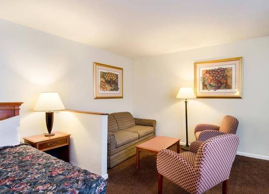 Econo Lodge Inn & Suites West of Boston 1