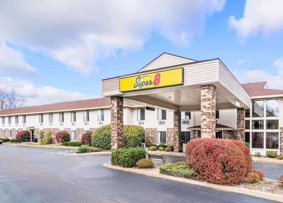 Super 8 by Wyndham Wausau 1