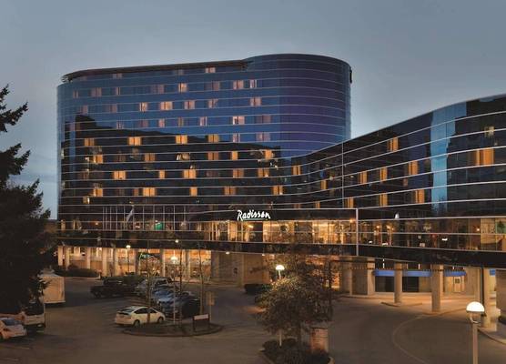 Radisson Hotel Vancouver Airport 1