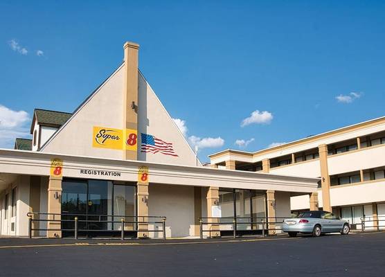 Super 8 Alexandria by Wyndham 1