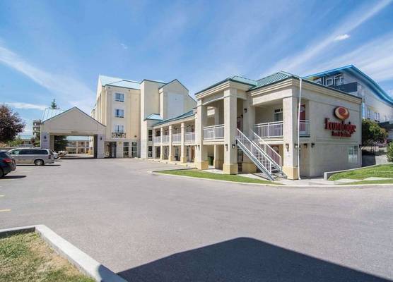 Econo Lodge Inn & Suites University 1
