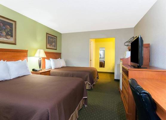 Howard Johnson by Wyndham Tallahassee 1