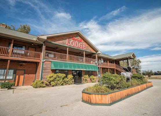 Bullwinkles Rustic Lodge 1