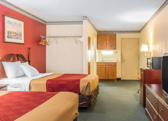 Econo Lodge Airport 1