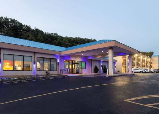 Howard Johnson Hotel & Conference Center by Wyndham Salem 1