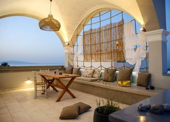 Central Hostel Oia 1