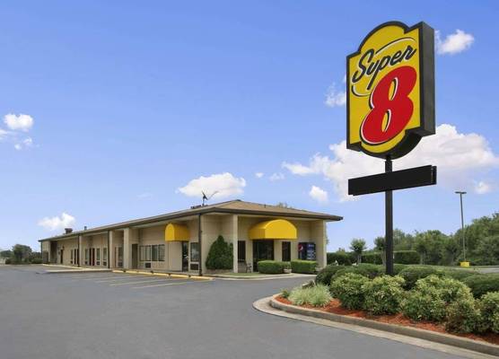 Super 8 by Wyndham Tupelo Airport 1