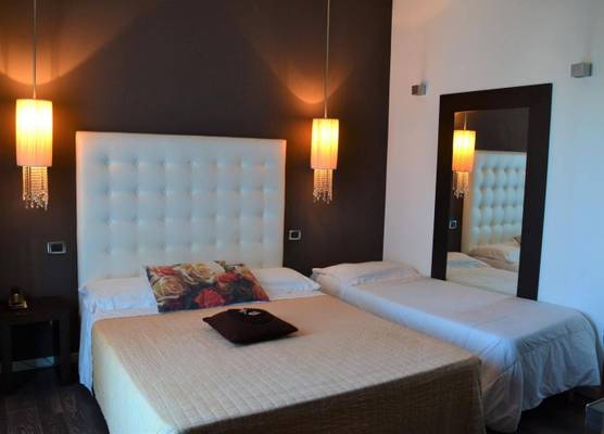 Hotel In - Lounge Room 1