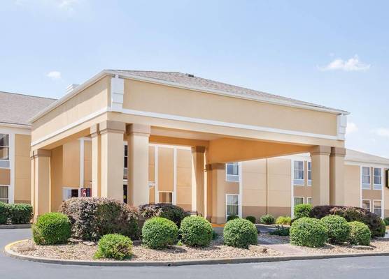 Super 8 by Wyndham Evansville North 1