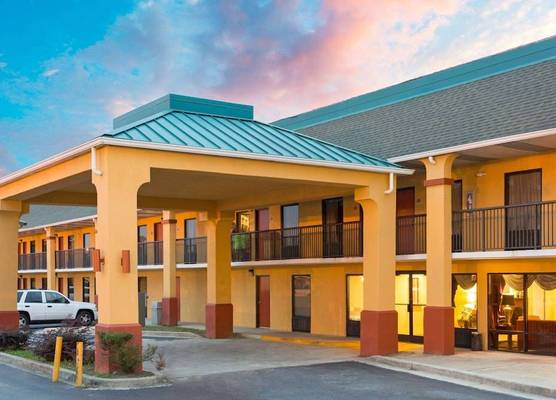 Super 8 by Wyndham Orangeburg Near I-26 1