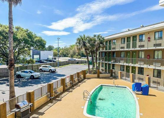 OYO Hotel Mobile, AL I-65 at Airport Blvd 1