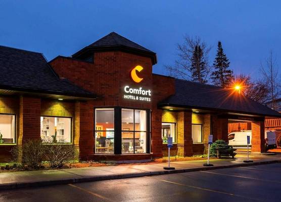 Comfort Hotel & Suites 1
