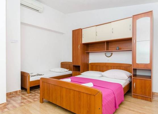 Apartment and Rooms Ivan 1