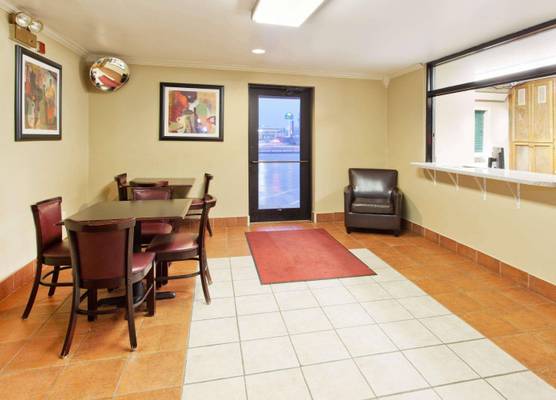 Super 8 By Wyndham Tuscaloosa 1