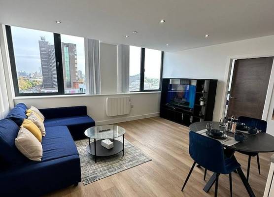 1 Bed Apartment near Old Trafford with Free car park 1