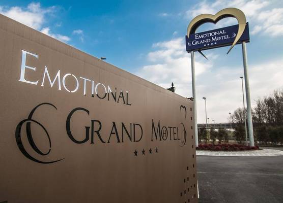 Emotional Grand Motel 1