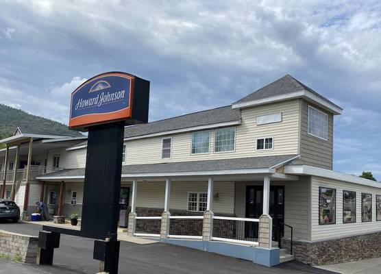 Howard Johnson by Wyndham Lake George 1