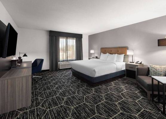 La Quinta Inn & Suites by Wyndham Meridian 1