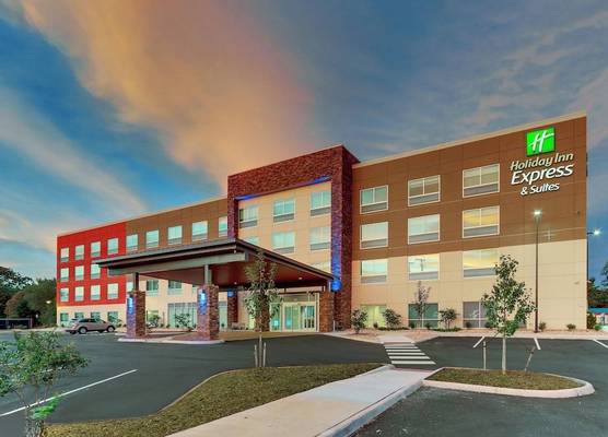 Holiday Inn Express & Suites ROANOKE – CIVIC CENTER by IHG 1