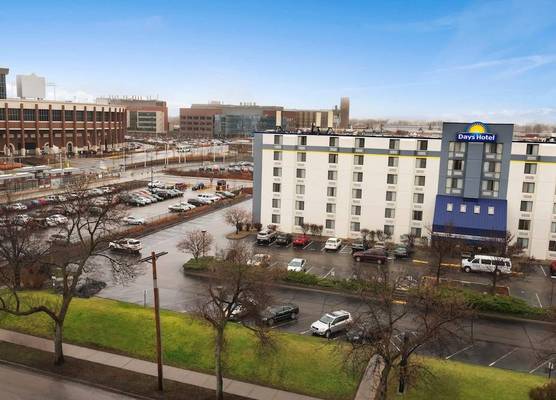 Days Hotel by Wyndham University Ave SE 1