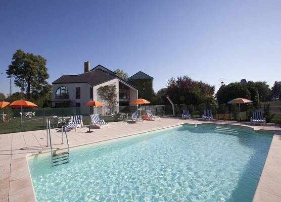 Golf Hotel Colvert - Piscine extérieure et Room Service 1