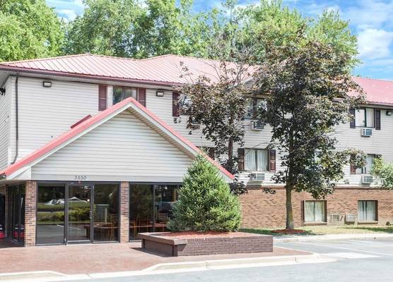 Super 8 by Wyndham Waldorf 1
