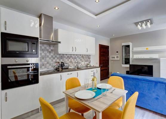 Idyllic Apartment Just off the Promenade 1