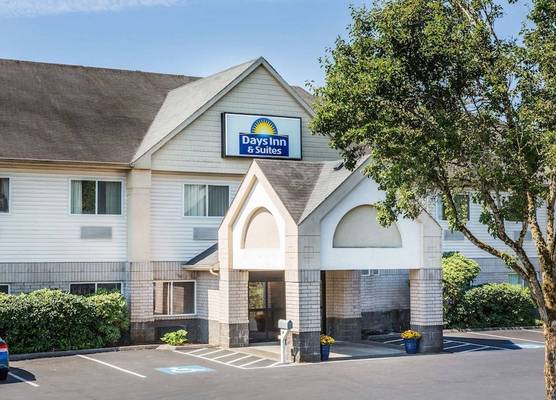 Days Inn & Suites by Wyndham Vancouver 1
