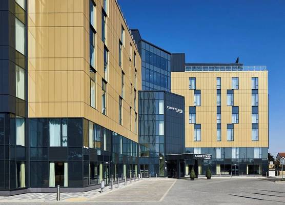 Courtyard by Marriott London Heathrow Airport 1