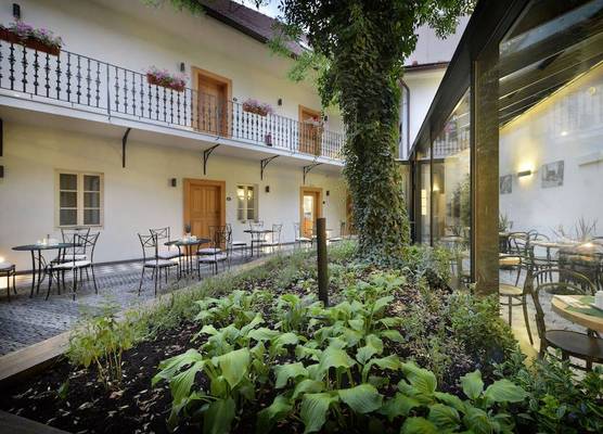 Hotel At the White Lily 1