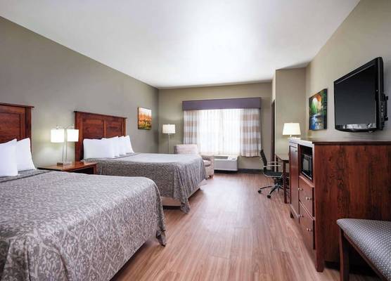 Green Mill Village Hotel & Suites, BW Signature Collection 1