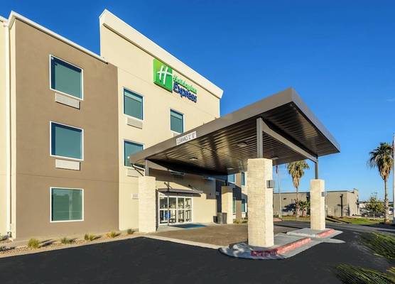 Holiday Inn Express & Suites BASTROP by IHG 1