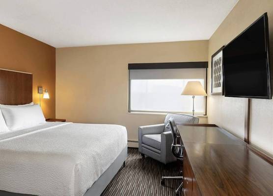 Royle Hotel Milwaukee Airport 1