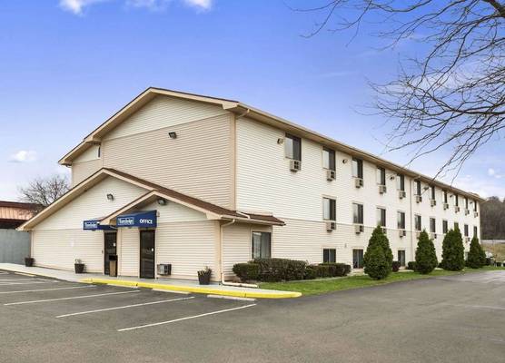 Travelodge by Wyndham Battle Creek 1