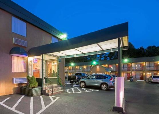 Travelodge by Wyndham Beckley 1