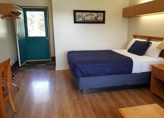 Pines Motel 1