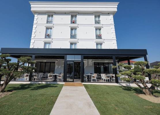 Hotel By Holiday 1