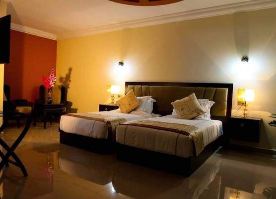 Queen Plaza Hotel 1