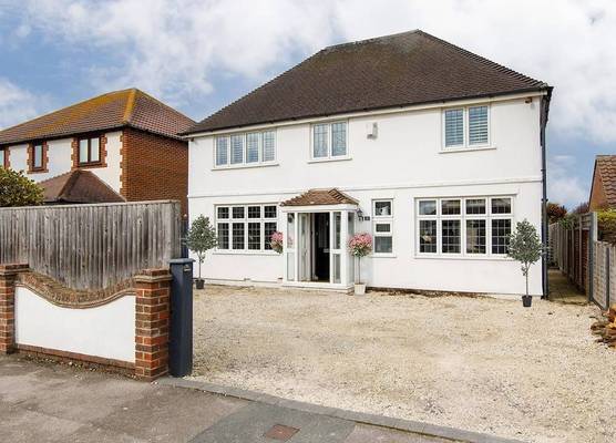 Bright & Modern 4 br House 100 metres from Beach 1