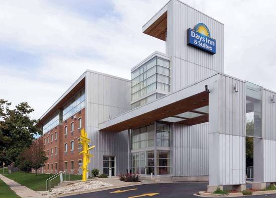 Days Inn & Suites by Wyndham Milwaukee 1