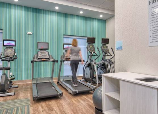 Holiday Inn Express & Suites LINCOLN AIRPORT by IHG 1