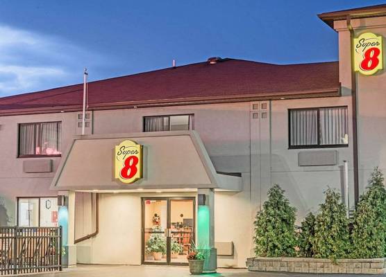 Super 8 by Wyndham Niagara Falls 1