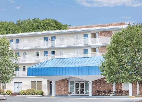 Howard Johnson by Wyndham Staunton 1