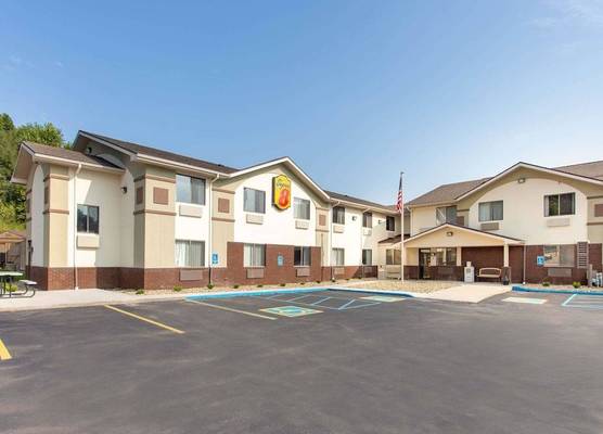 Super 8 by Wyndham Weston WV 1