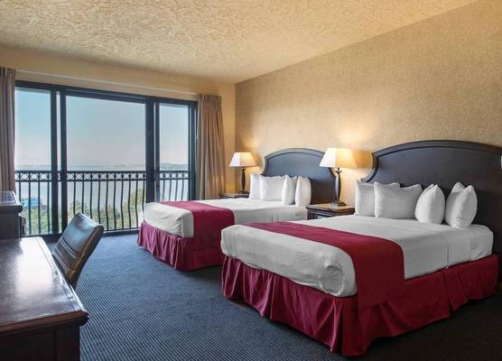 Shoreline Inn & Conference Center, an Ascend Collection Hotel 1